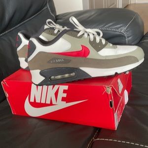Worn once*nike air max 90 essential. Size 11